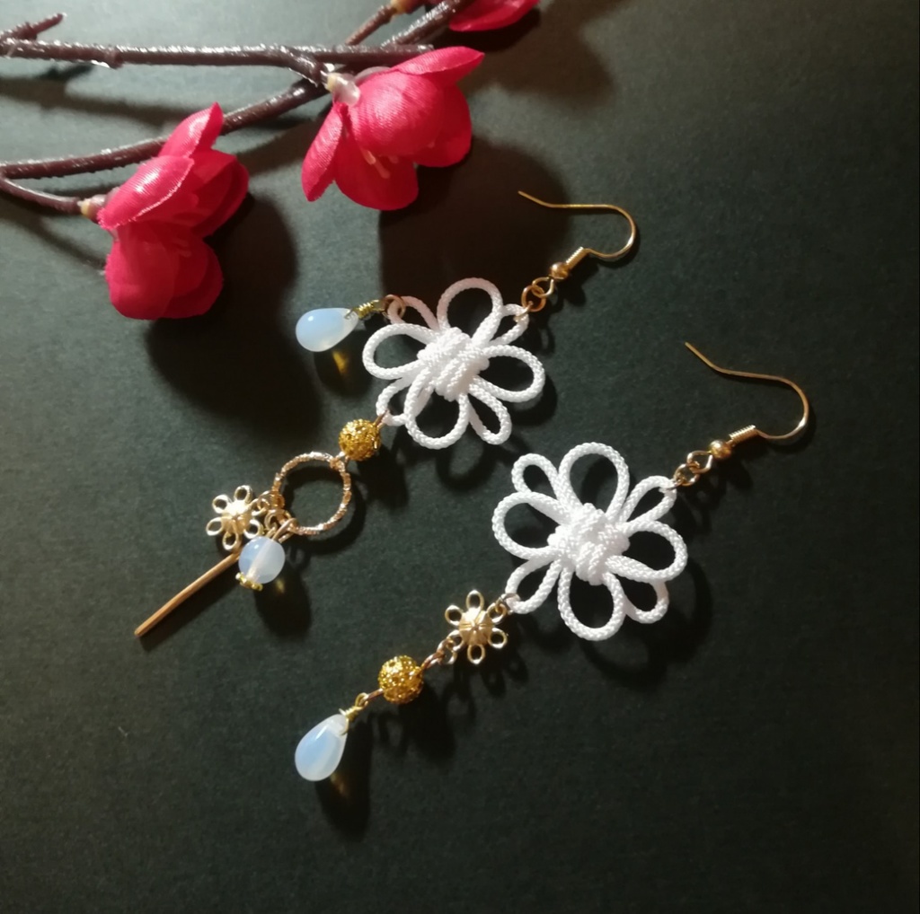 飾り結びとお花のピアス(白)(イヤリング)【チャイナ】【和装】【着物】【中華風】【袴】【浴衣】【和風】