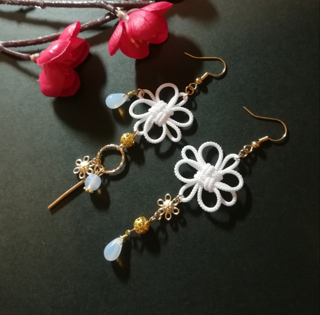 飾り結びとお花のピアス(白)(イヤリング)【チャイナ】【和装】【着物】【中華風】【袴】【浴衣】【和風】
