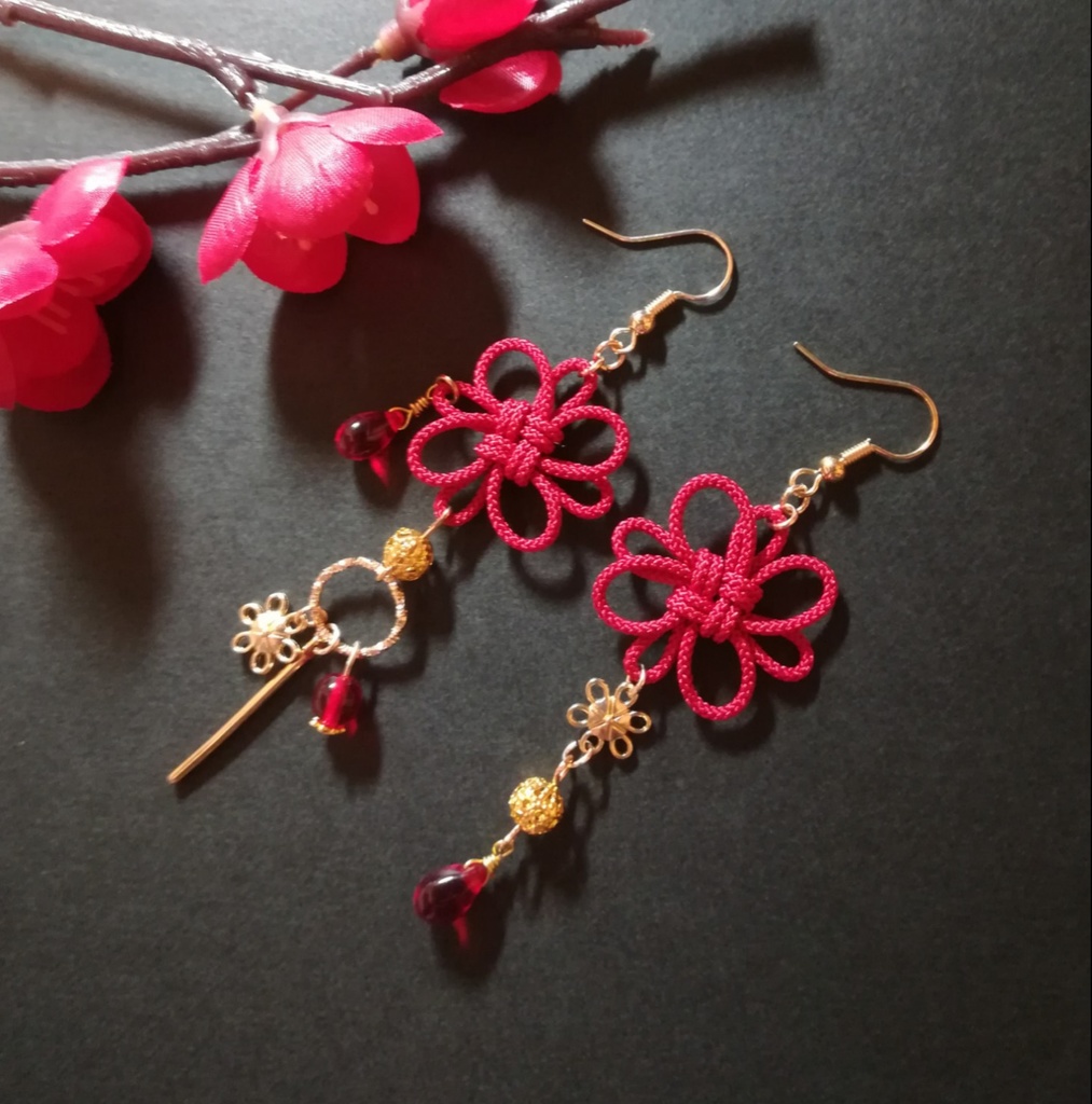 飾り結びとお花のピアス(赤)(イヤリング)【チャイナ】【和装】【着物】【中華風】【袴】【浴衣】【和風】