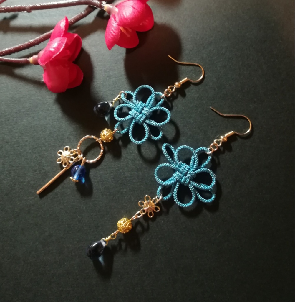 飾り結びとお花のピアス(はなだ)(イヤリング)【チャイナ】【和装】【着物】【中華風】【袴】【浴衣】【和風】