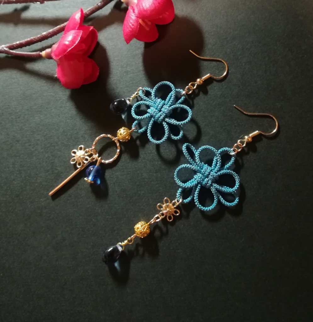 飾り結びとお花のピアス（はなだ）(イヤリング)【チャイナ】【和装】【着物】【中華風】【袴】【浴衣】【和風】