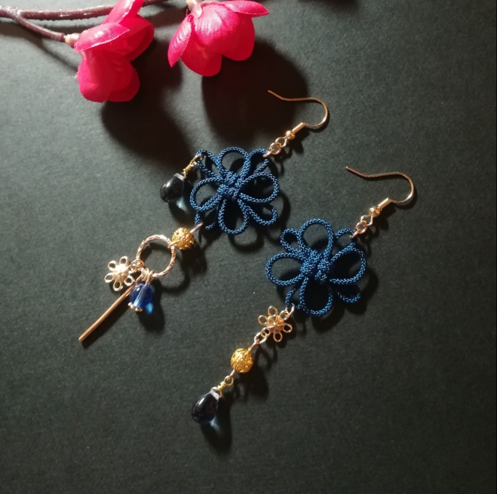 飾り結びとお花のピアス(紺)(イヤリング)【チャイナ】【和装】【着物】【中華風】【袴】【浴衣】【和風】