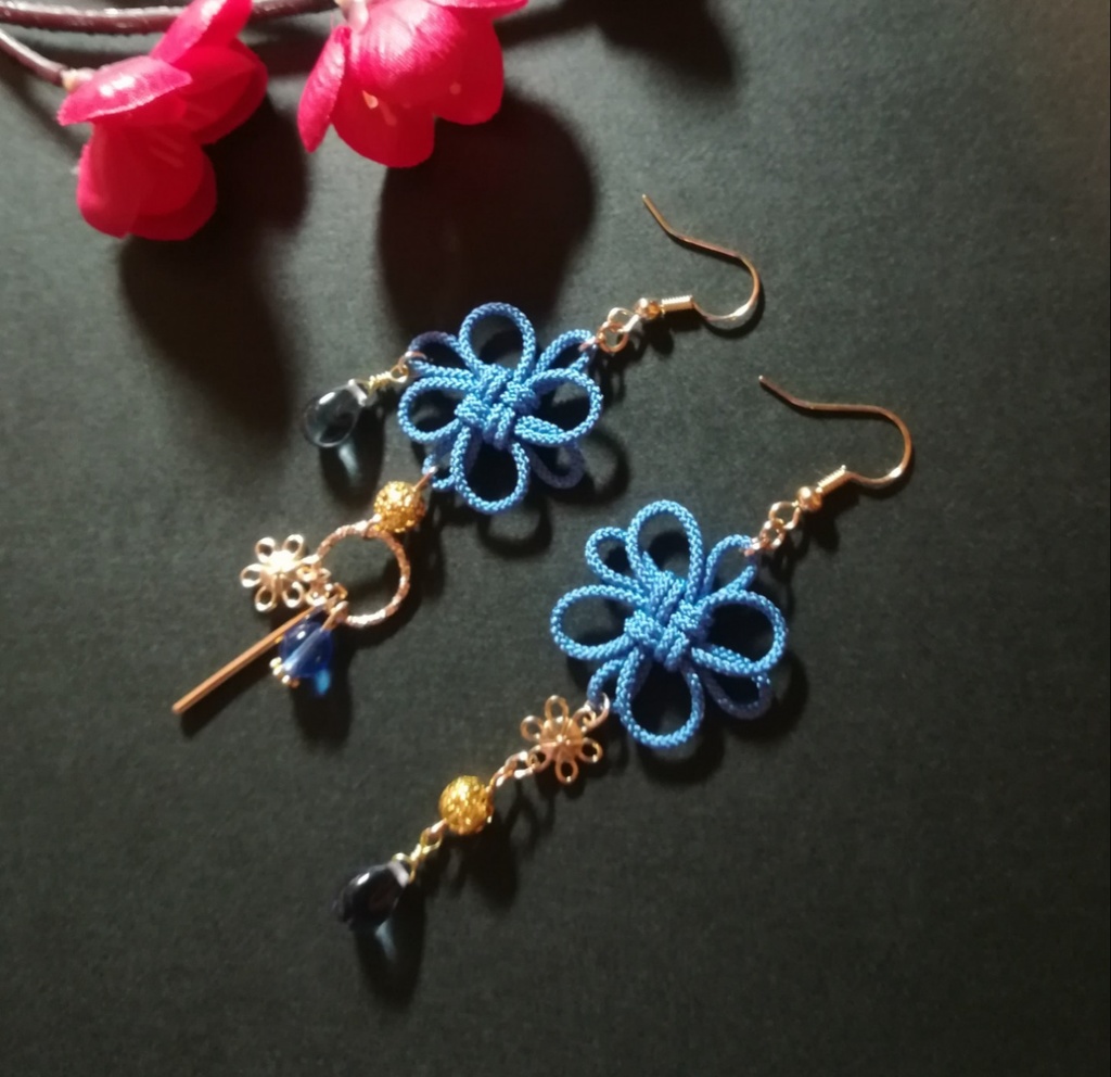 飾り結びとお花のピアス(薄青)(イヤリング)【チャイナ】【和装】【着物】【中華風】【袴】【浴衣】【和風】