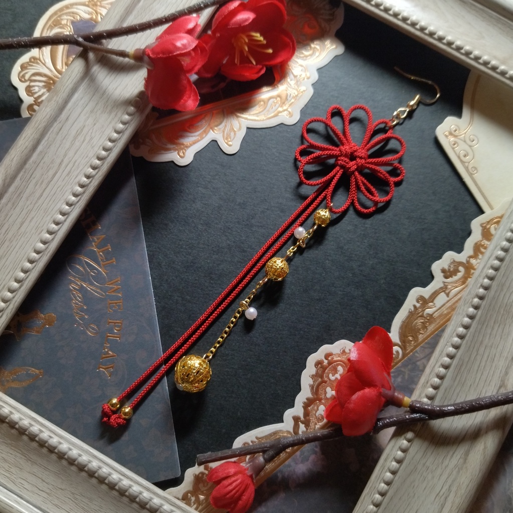 八重菊結びとゴールドビーズのピアス(色オーダー可)(イヤリング)【和風】【チャイナ】【中華風】【和装】【着物】【和ゴス】【浴衣】【推し色】【推し活】