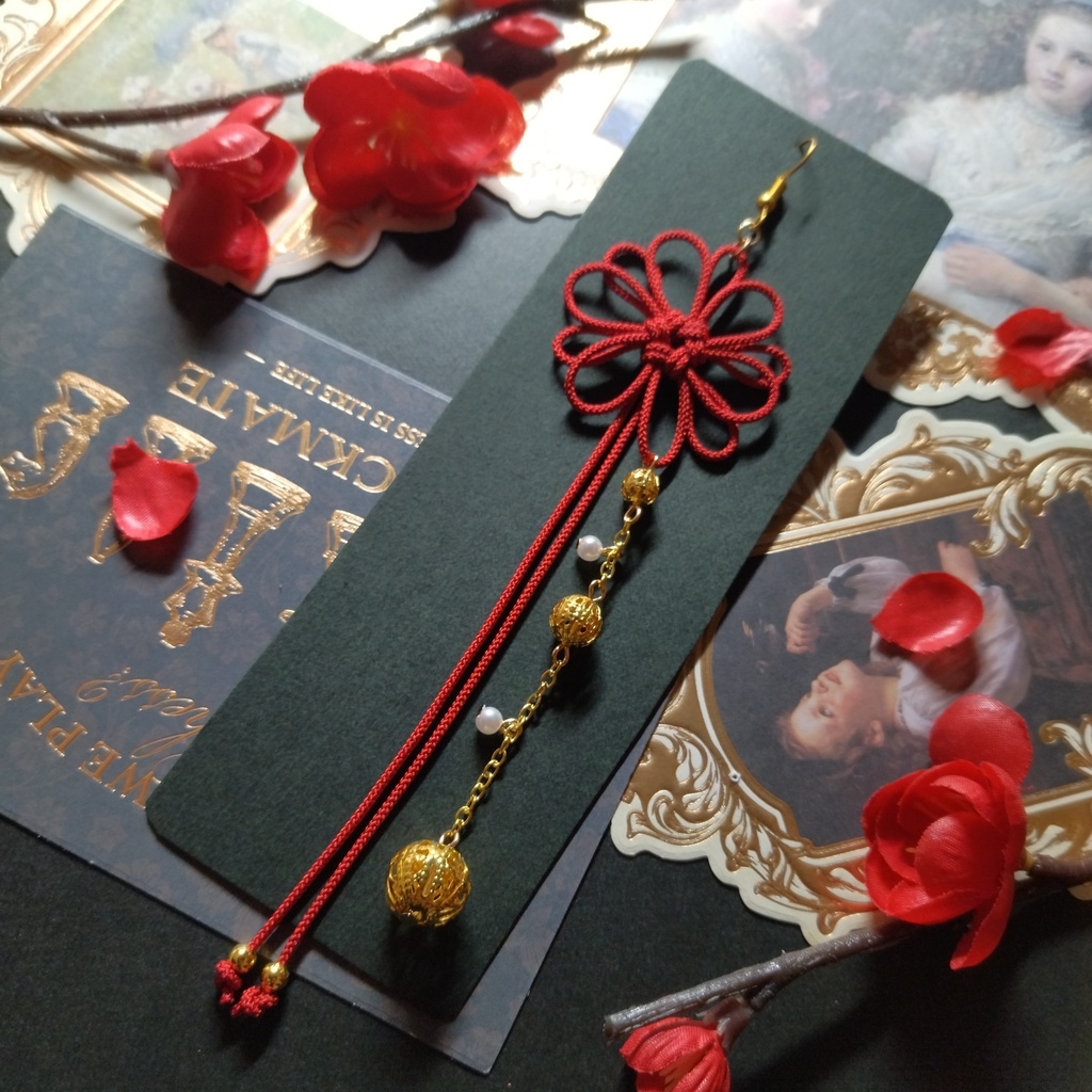 八重菊結びとゴールドビーズのピアス(色オーダー可)(イヤリング)【和風】【チャイナ】【中華風】【和装】【着物】【和ゴス】【浴衣】【推し色】【推し活】