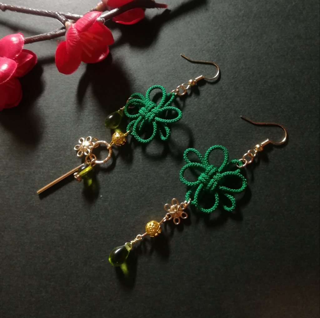 飾り結びとお花のピアス(緑)(イヤリング)【チャイナ】【和装】【着物】【中華風】【袴】【浴衣】【和風】