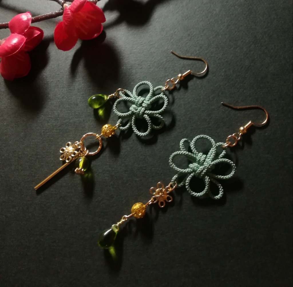 飾り結びとお花のピアス(薄緑)(イヤリング)【チャイナ】【和装】【着物】【中華風】【袴】【浴衣】【和風】