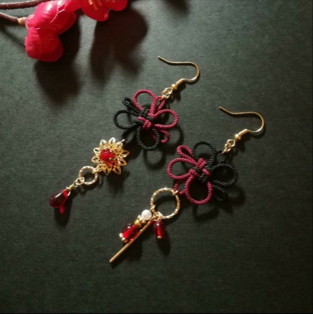 飾り結びの創作ピアス(えんじ×黒)(イヤリング)【和風】【チャイナ】【中華風】【和装】【着物】【和ゴス】【浴衣】