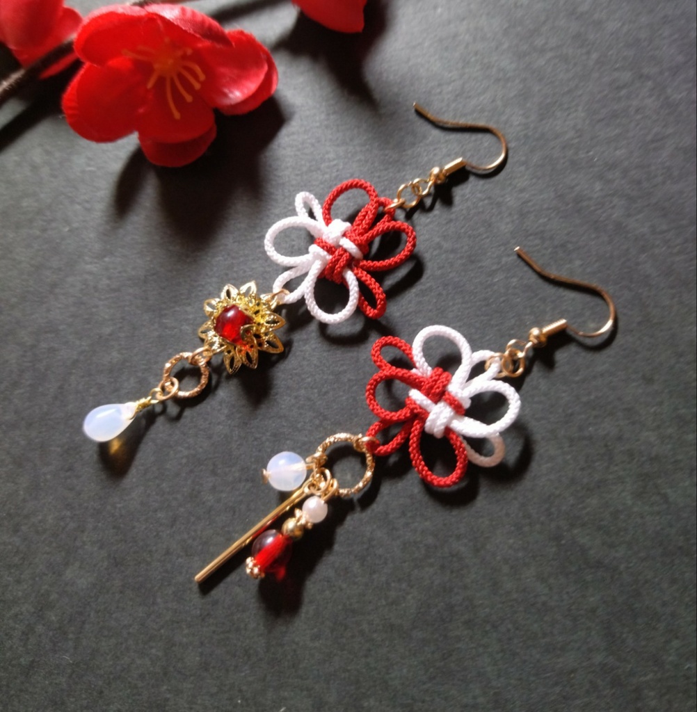 飾り結びの創作ピアス(イヤリング)(赤×白)【和風】【チャイナ】【中華風】【和装】【着物】【和ゴス】【浴衣】