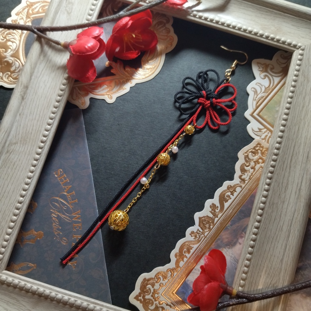 【バイカラー】八重菊結びとゴールドビーズのピアス(イヤリング)(色オーダー可)【和風】【チャイナ】【中華風】【和装】【着物】【和ゴス】【浴衣】【推し活】【推し色】