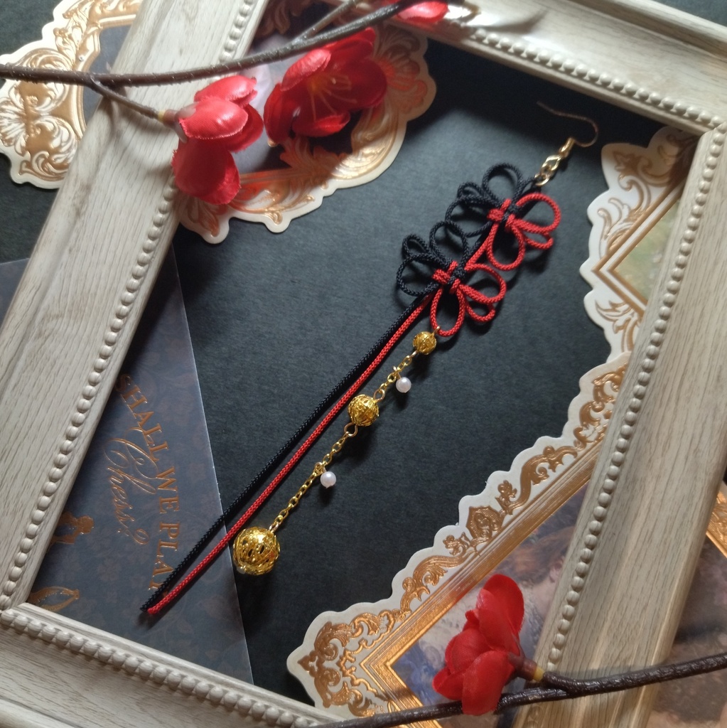 【バイカラー】吉祥結びとゴールドビーズのピアス(色オーダー可)(イヤリング)【和風】【チャイナ】【中華風】【和装】【着物】【和ゴス】【浴衣】【推し活】【推し色】