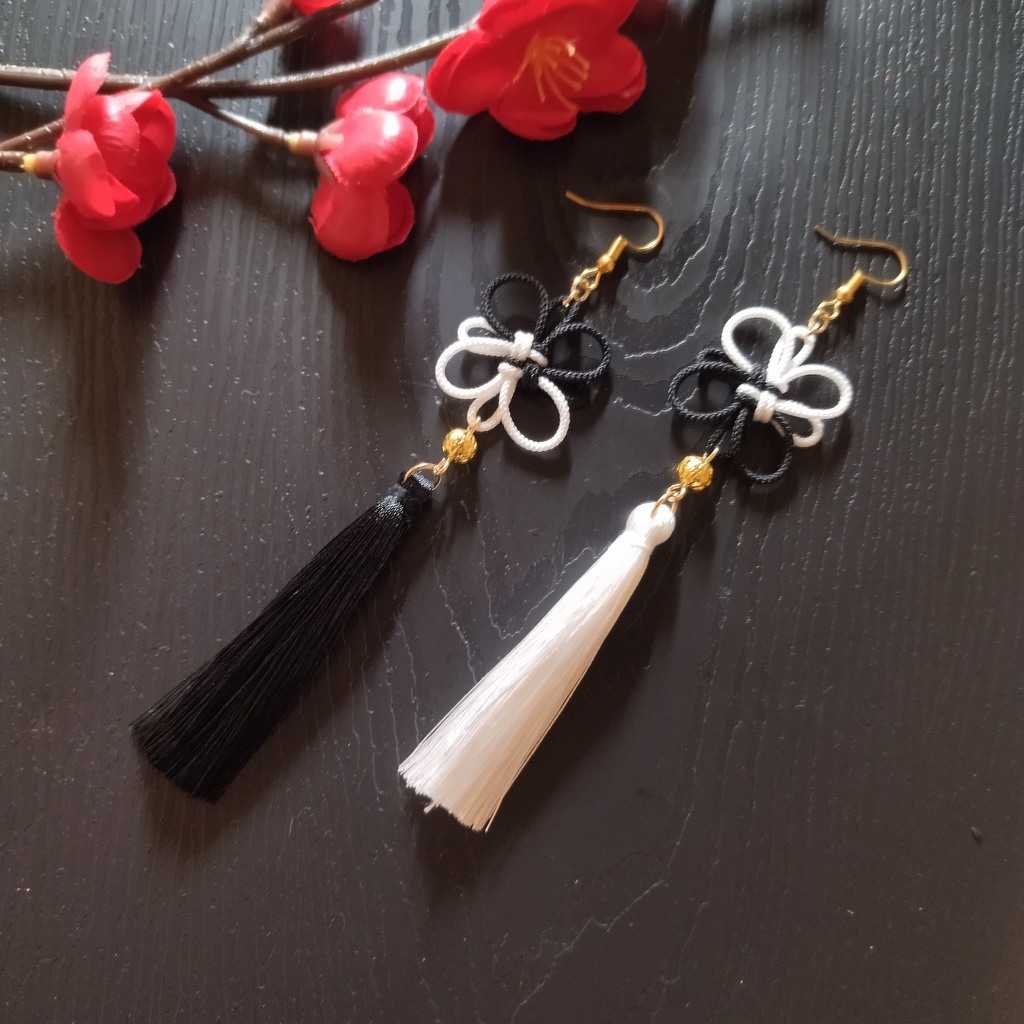 【バイカラー】吉祥結びとタッセルのピアス(イヤリング)(色オーダー可)【チャイナ】【中華風】【和風】【サブカル】【着物】【浴衣】【和装】【推し活】【推し色】