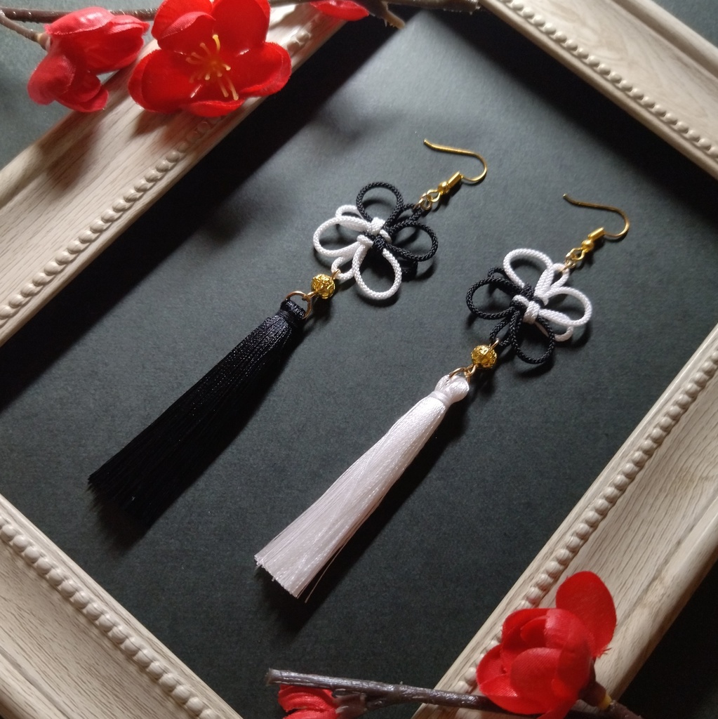 【バイカラー】吉祥結びとタッセルのピアス（イヤリング）（色オーダー可）【チャイナ】【中華風】【和風】【サブカル】【着物】【浴衣】【和装】【推し活】【推し色】