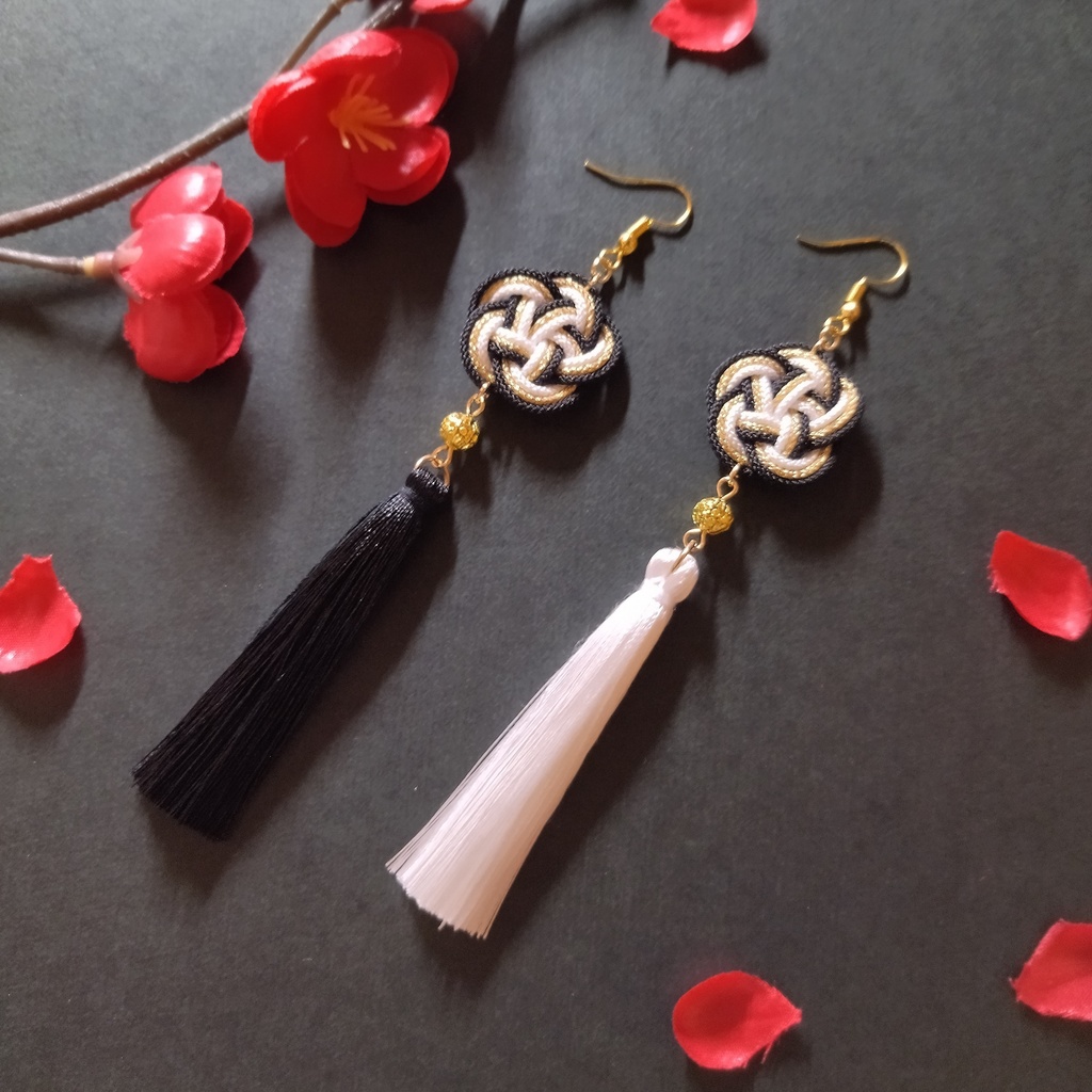 梅結びとタッセルのピアス(イヤリング)(色オーダー可)【チャイナ】【中華風】【和装】【着物】【袴】【浴衣】【推し色】【推し活】