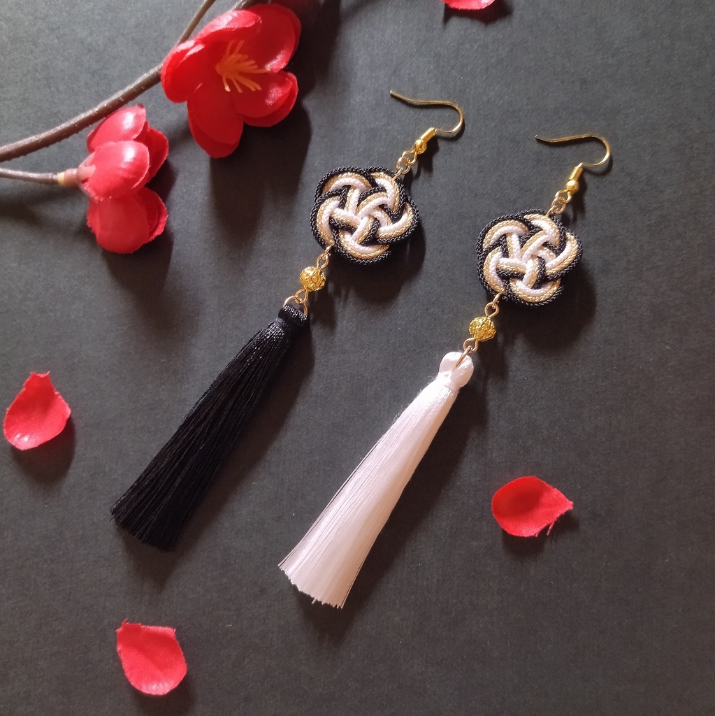 梅結びとタッセルのピアス(イヤリング)(色オーダー可)【チャイナ】【中華風】【和装】【着物】【袴】【浴衣】【推し色】【推し活】