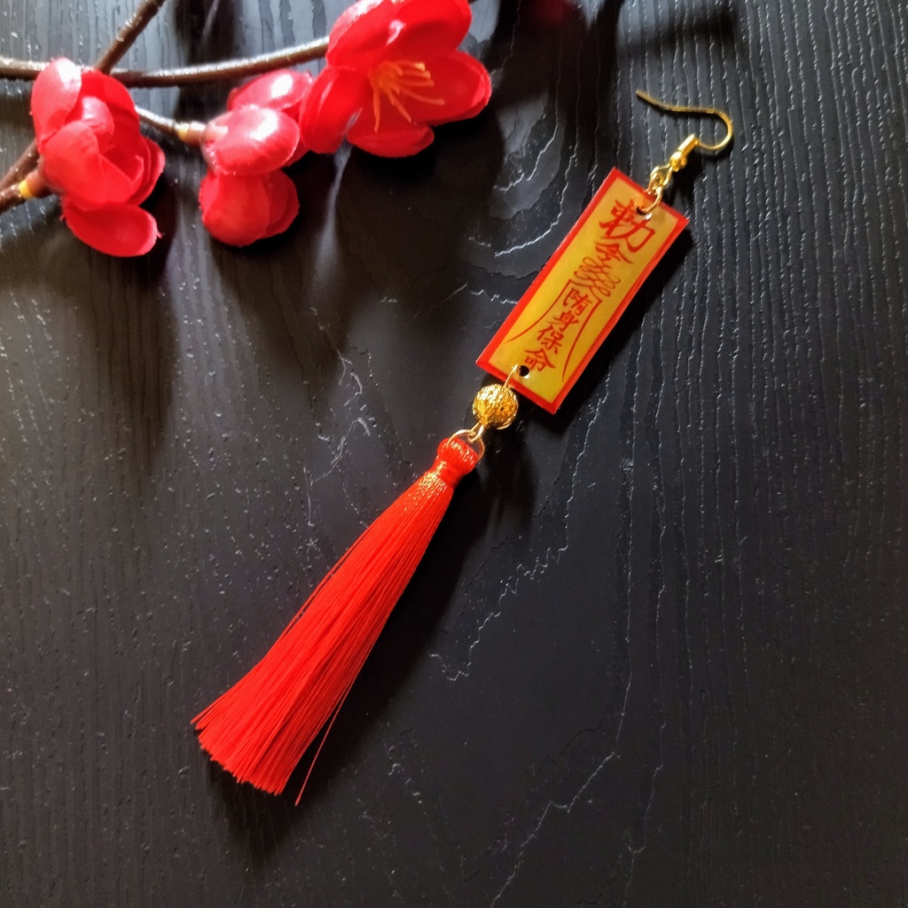 【片耳】キョンシーの御札モチーフ&タッセルピアス(イヤリング)【チャイナ】【中華風】