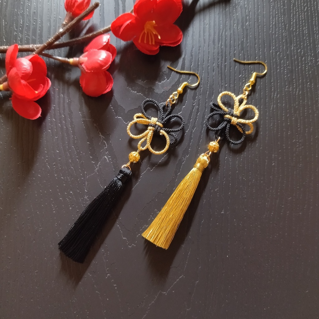 【バイカラー】吉祥結びとタッセルのピアス(イヤリング)(黒×ゴールド)【和風】【チャイナ】【中華風】【和装】【着物】