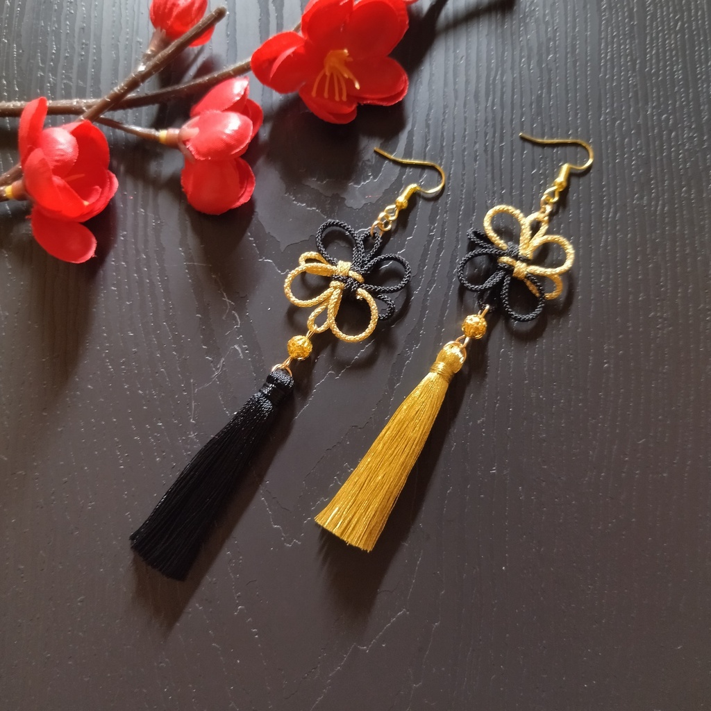 【バイカラー】吉祥結びとタッセルのピアス（イヤリング）（黒×ゴールド）【和風】【チャイナ】【中華風】【和装】【着物】