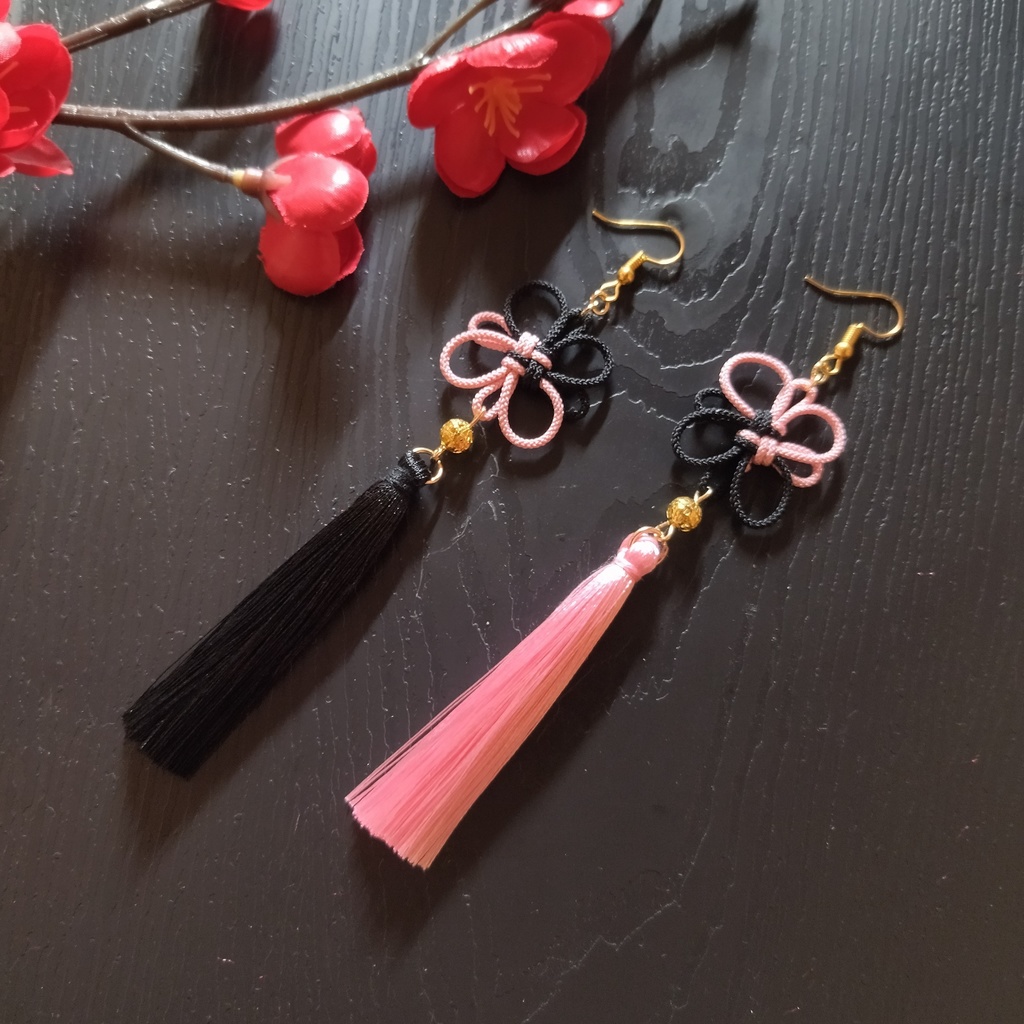【バイカラー】吉祥結びとタッセルのピアス(イヤリング)(色オーダー可)【和風】【チャイナ】【中華風】【和風【着物【推し色】【推し活】【成人式】【卒業式】