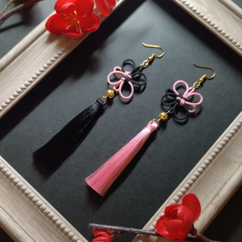 【バイカラー】吉祥結びとタッセルのピアス（イヤリング）（色オーダー可）【和風】【チャイナ】【中華風】【和風【着物【推し色】【推し活】【成人式】【卒業式】