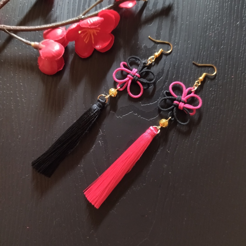 【バイカラー】吉祥結びとタッセルのピアス(イヤリング)(色オーダー可)【和風】【チャイナ】【中華風】【和装】【着物】【推し色】【推し活】