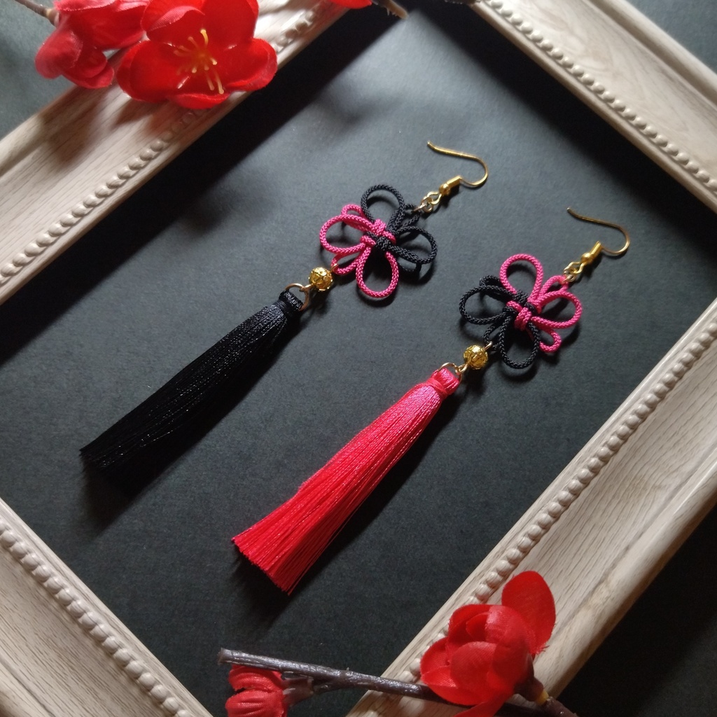 【バイカラー】吉祥結びとタッセルのピアス(イヤリング)(色オーダー可)【和風】【チャイナ】【中華風】【和装】【着物】【推し色】【推し活】