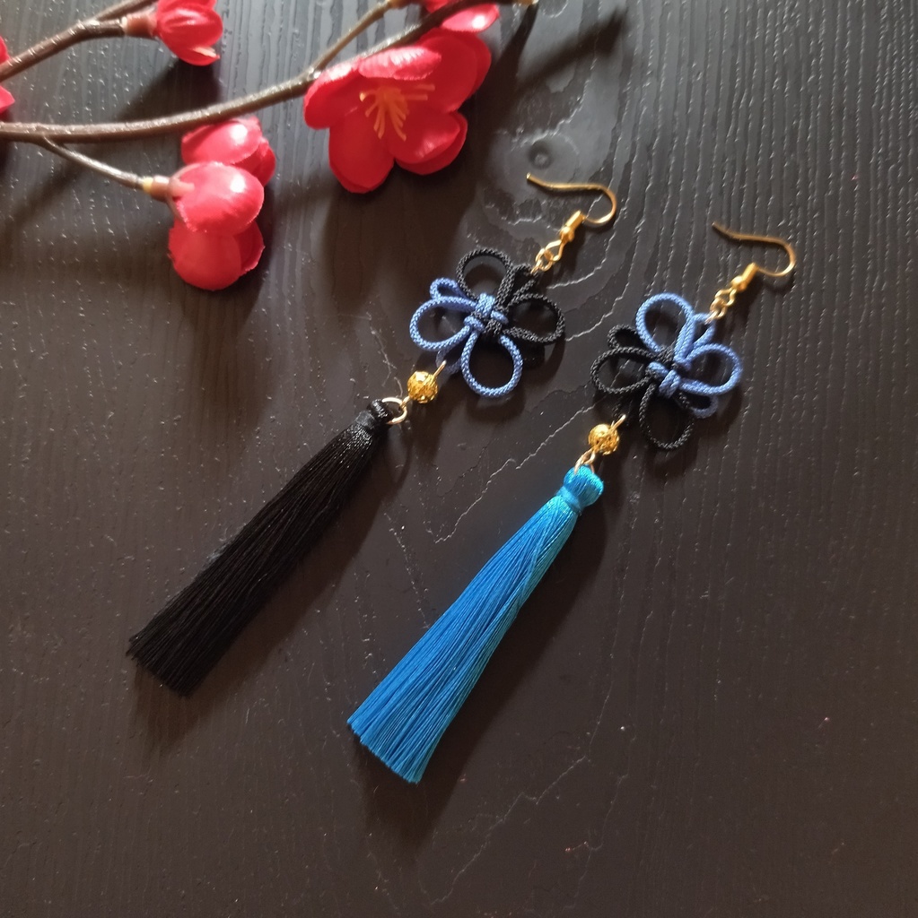 【和風】【バイカラー】吉祥結びとタッセルのピアス(イヤリング)(色オーダー可)【中華風】【チャイナ】【和風】【着物】【和風】【推し活】【推し色】