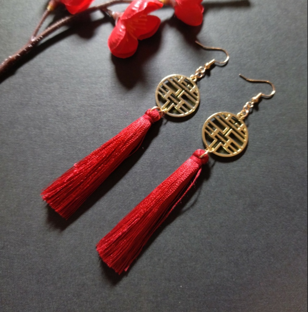 【チャイナ】双喜紋とタッセルのピアス（ゴールド）【ダブルハピネス】