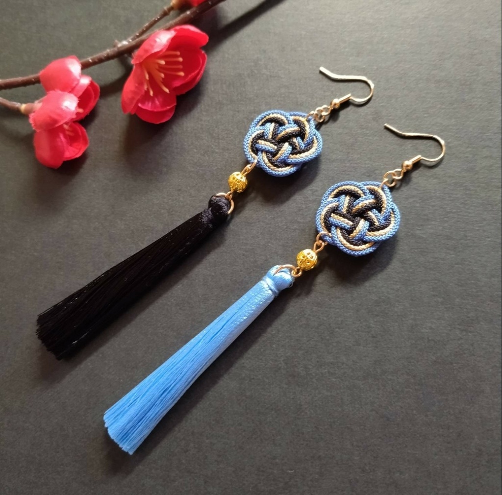 【和風】梅結びとタッセルのピアス(イヤリング)(色オーダー可)【和風】【和装】【着物】【袴】