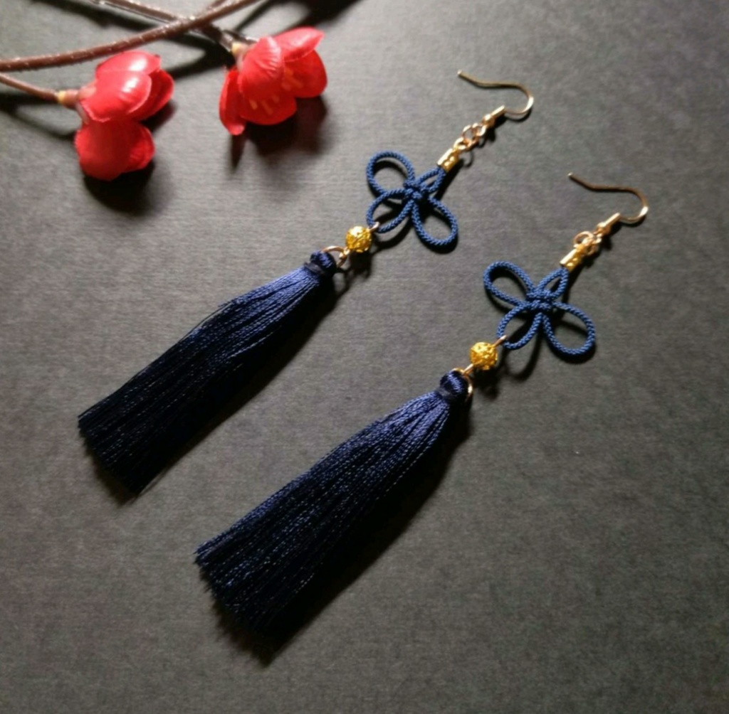 【ゴールドビーズ】几帳結びとタッセルのピアス（紺）