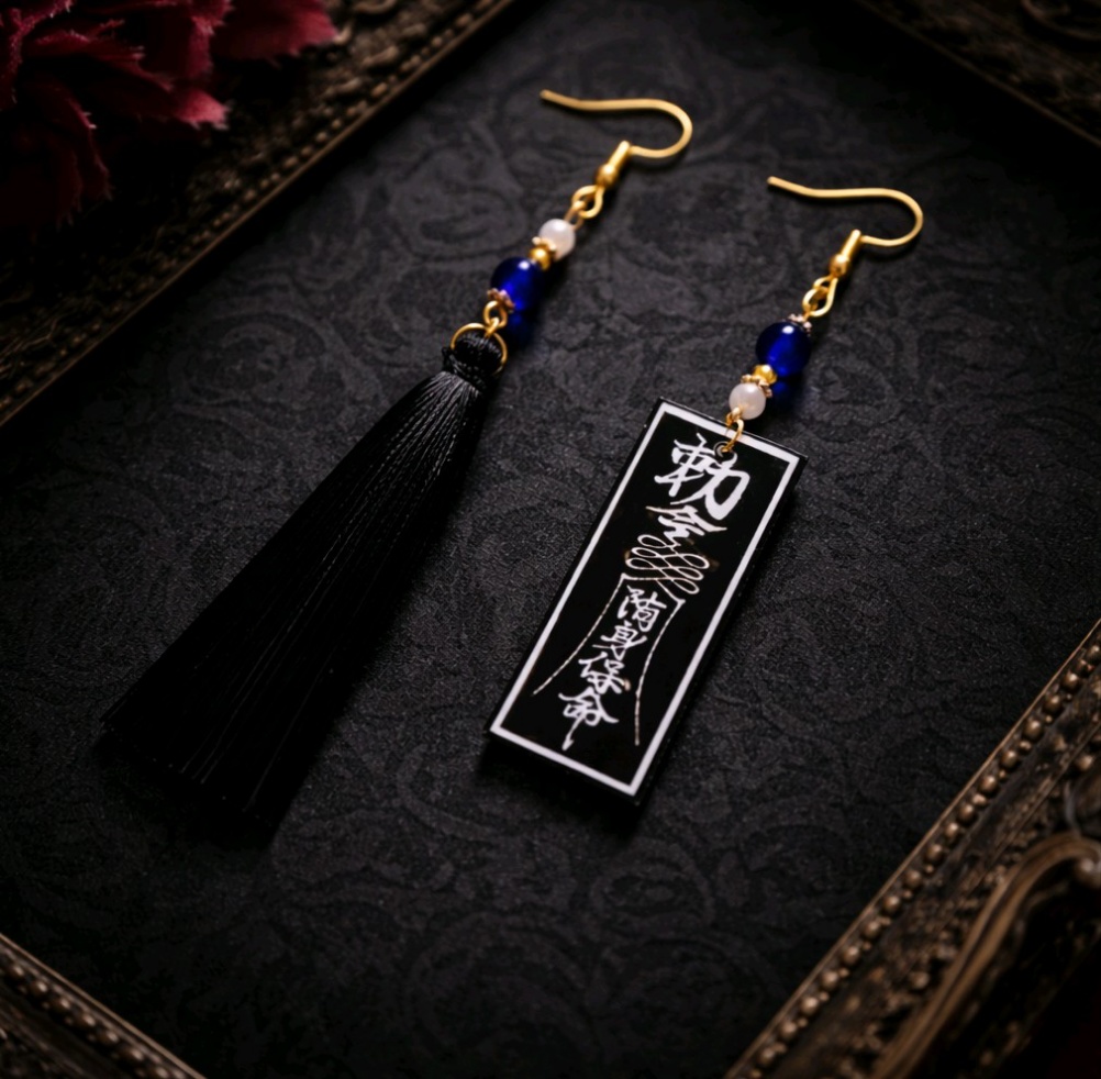 【妖怪】キョンシーの御札モチーフ&タッセルピアス(イヤリング)(黒)【チャイナ】【サブカル】【中華風アクセサリー】