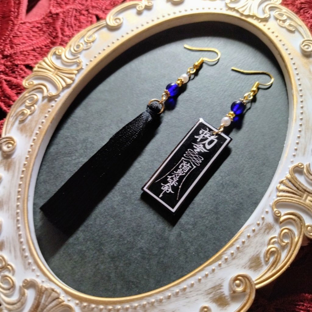【妖怪】キョンシーの御札モチーフ&タッセルピアス(イヤリング)(黒)【チャイナ】【サブカル】【中華風アクセサリー】