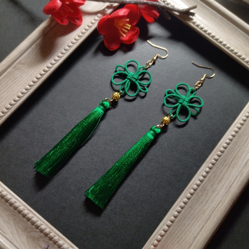 【和風】【ゴールドビーズ】吉祥結びとタッセルのピアス(イヤリング)(緑)【チャイナ】【中華風】【着物】【袴】【和装】