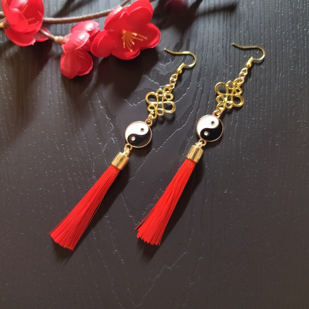 【和風】陰陽玉とタッセルのピアス(イヤリング)(赤)【チャイナ】【中華風】【インヤン】