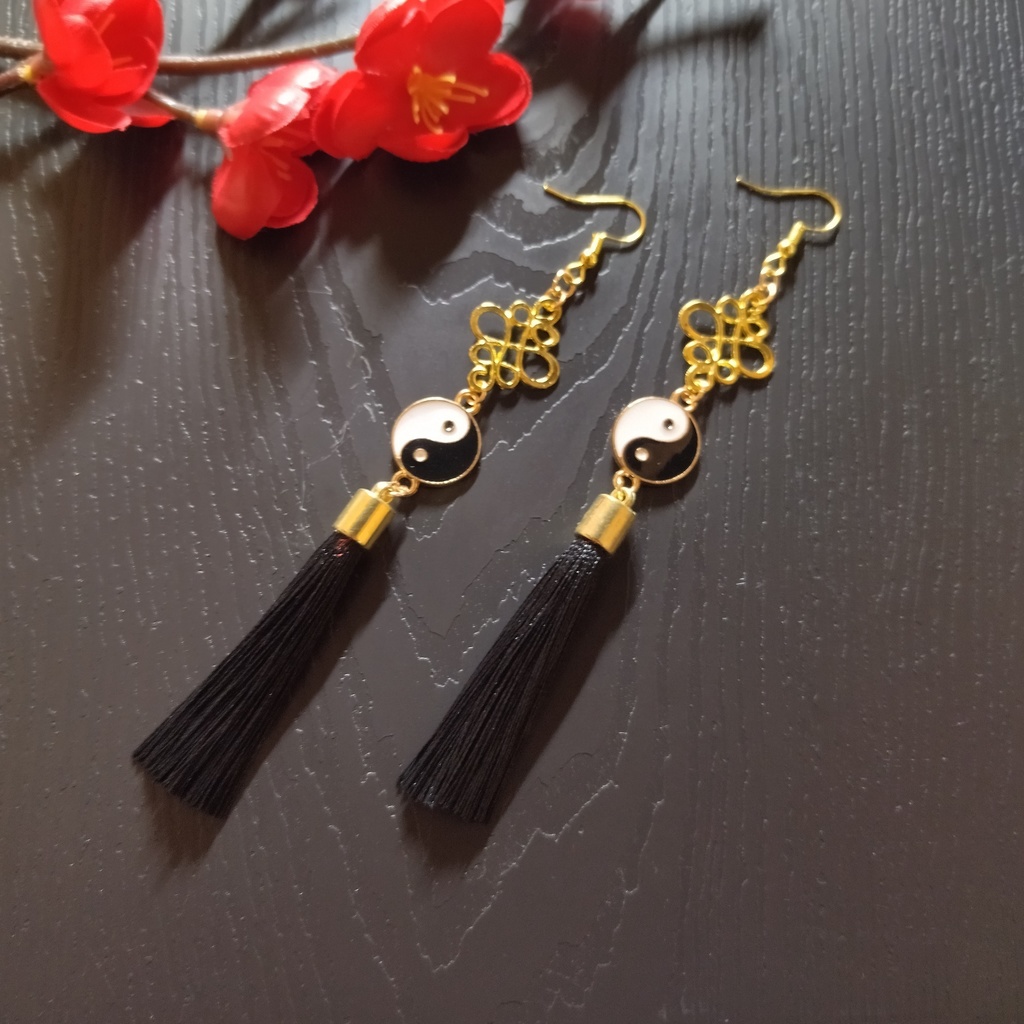 【和風】陰陽玉とタッセルのピアス(イヤリング)(黒)【チャイナ】【中華風】【インヤン】