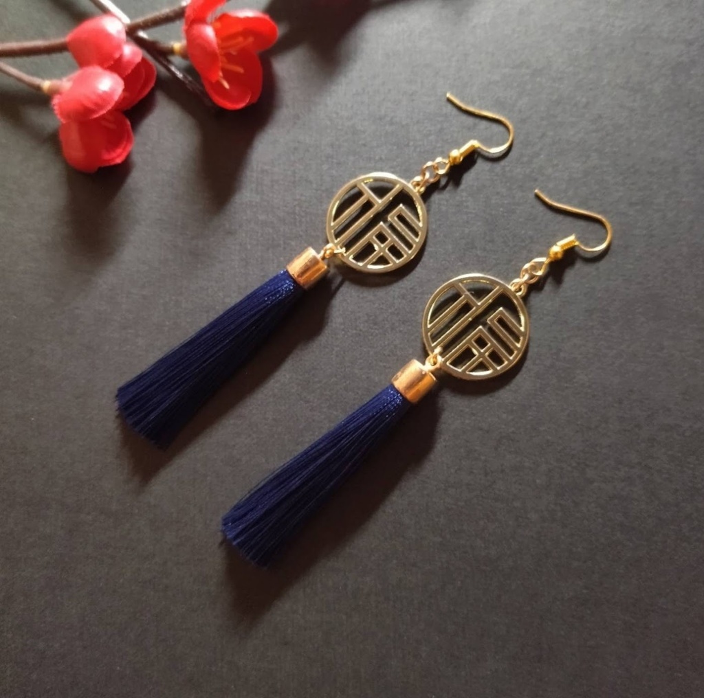 【チャイナ】福チャームとタッセルのピアス（紺）【中華風】