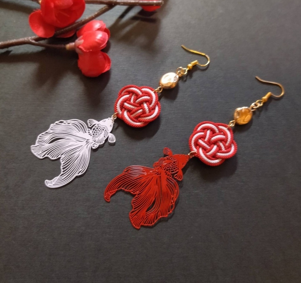 【和風】梅結びと金魚のピアス(イヤリング)(色オーダー可)【着物】【浴衣】【和装】【サブカル】