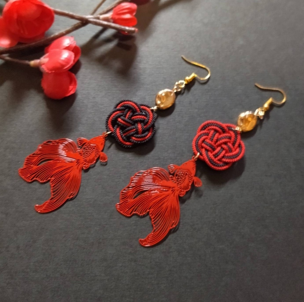 【和風】梅結びと金魚のピアス(イヤリング)(色オーダー可)【着物】【袴】【浴衣】【和ゴスロリ】