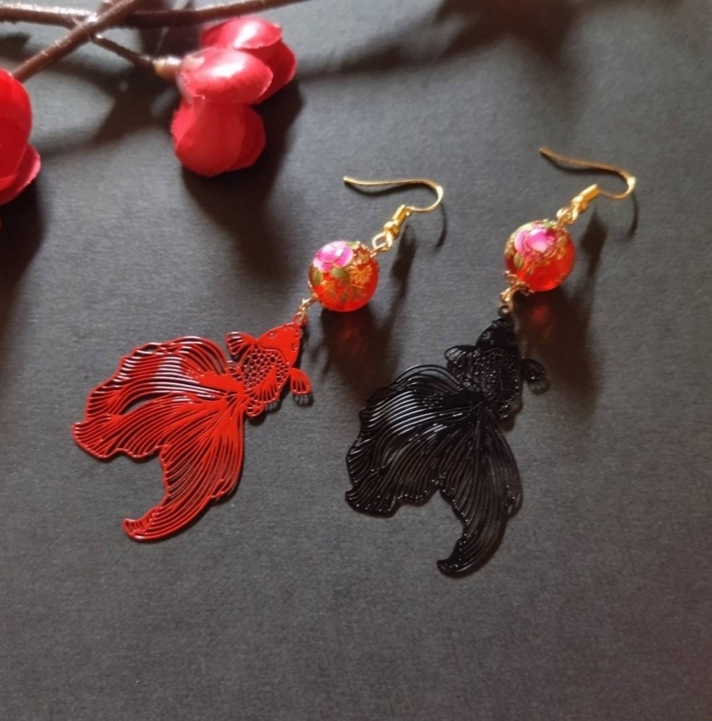 【和風】金魚と和風ガラスビーズのピアス(イヤリング)(色オーダー可)【着物】【浴衣】