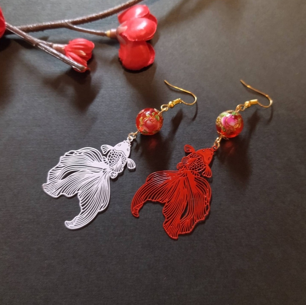 【和風】金魚と和風ガラスビーズのピアス(イヤリング)(色オーダー可)【中華風】【浴衣】