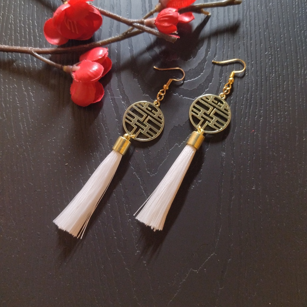 【チャイナ】中華風チャームとタッセルのピアス（イヤリング）（福or双喜紋）（白）【ダブルハピネス】【中華】【チャイナドレス】