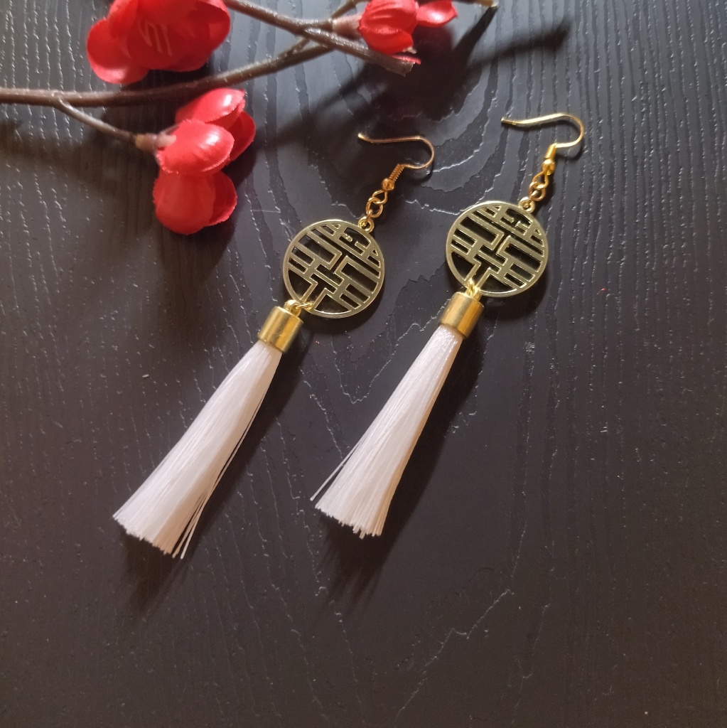 【チャイナ】中華風チャームとタッセルのピアス(イヤリング)(福or双喜紋)(白)【ダブルハピネス】【中華】【チャイナドレス】