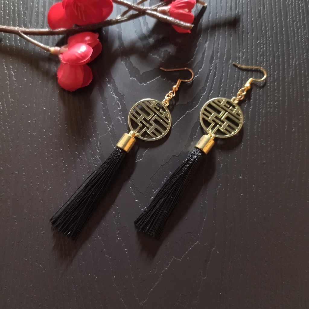 【和風】中華風チャームとタッセルのピアス（イヤリング）（黒）【ダブルハピネス】