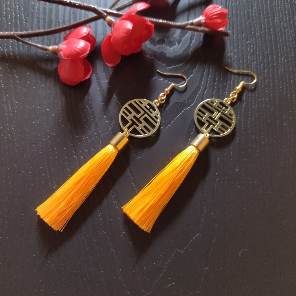 【和風】中華風チャームとタッセルのピアス（イヤリング）（黄色）（福or双喜紋）【ダブルハピネス】【和風】