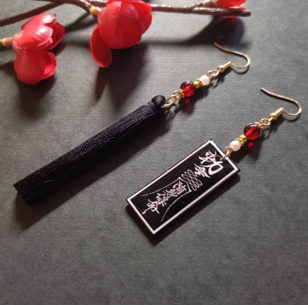【チャイナ】キョンシーの御札モチーフ&タッセルピアス(イヤリング)(赤黒)【中華風】【華ロリ】【サブカル】【妖怪】
