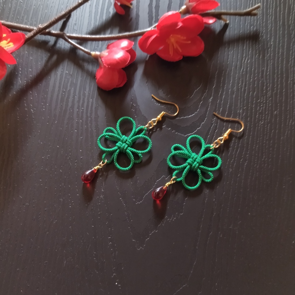 【チャイナ】吉祥結びとチェコビーズのピアス(イヤリング)(色オーダー可)【和風】【中華風】【着物】【浴衣】