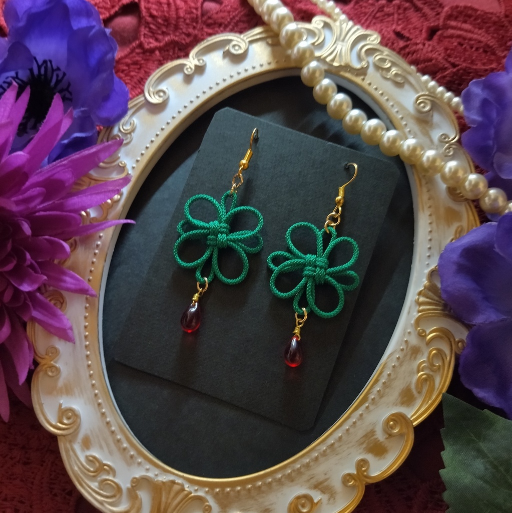 【チャイナ】吉祥結びとチェコビーズのピアス(イヤリング)(色オーダー可)【和風】【中華風】【着物】【浴衣】