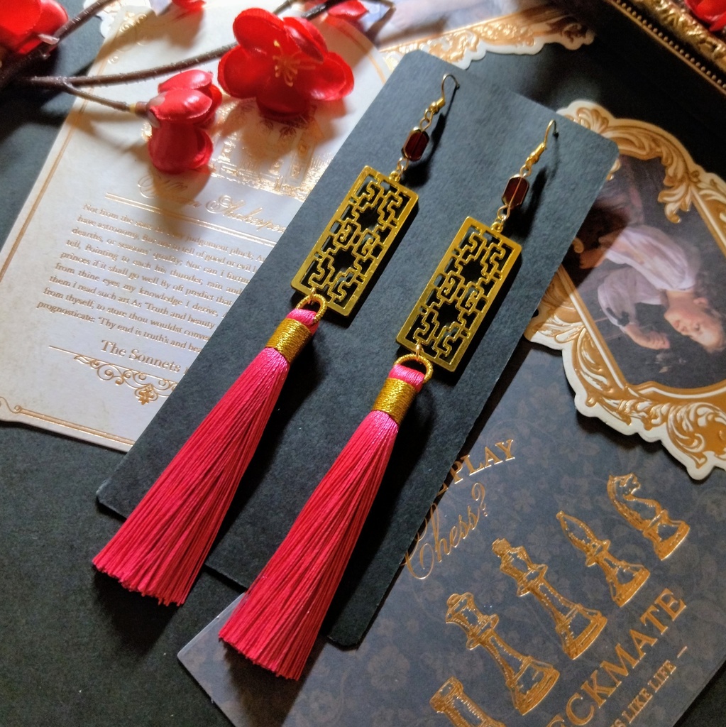 【チャイナ】中華風透かしチャームとタッセルのピアス（イヤリング）（ピンク）【華ロリ】