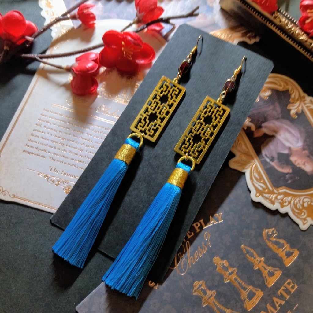 【和風】中華風透かしチャームとタッセルのピアス（イヤリング）（水色）【チャイナ】