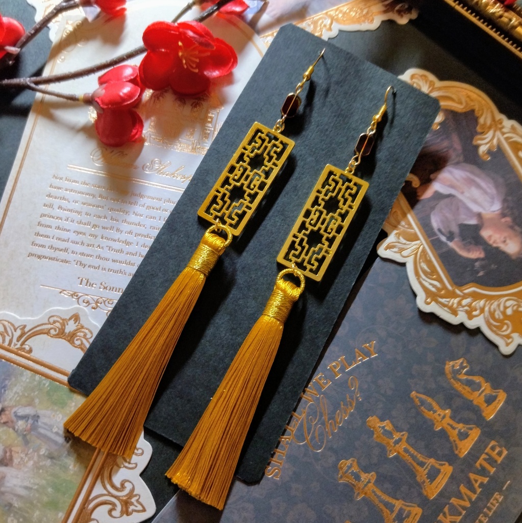 【チャイナ】中華風チャームとタッセルのピアス（イヤリング）（ゴールド）【和風】